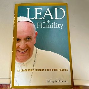 Lead with Humility : 12 Leadership Lessons from Pope Francis